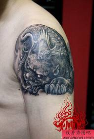 男性の腕ハンサムなクールな動物獣タトゥーパターン