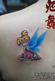 ένα κορίτσι με ένα πρότυπο τατουάζ χρώματος elf