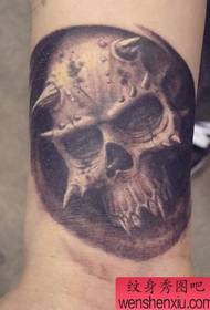 tattooêweya tatîlê ya skull: arm Ewrûpa û Amerîkî şeyda dirûtiya şeytanok