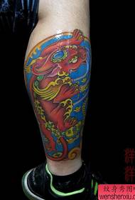 las piernas se ven hermosas color patrón de tatuaje de bestia dios de la suerte