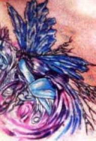 modri vzorec tatoo modre barve v vijoličnem ozadju