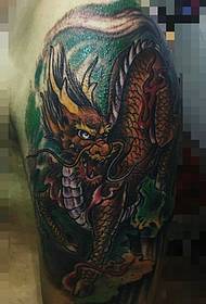 karaan nga tradisyonal nga domineering nga bulawan nga unicorn nga sumbanan sa tattoo