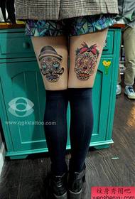 gambe di ragazze Bella coppia modello tatuaggio teschio