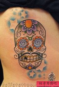 un bellu tatuu di tatuaggi di stile europeu è americanu nantu à u latu