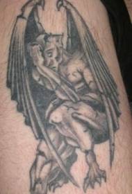 modello tatuaggio spalla gargoyle triste grigio