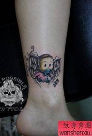 kaki gadis pola tato malaikat kecil yang lucu