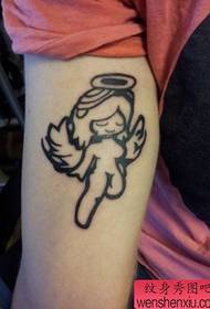 dievča paže totem anjel tetovanie