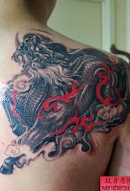 mannlige favoritt skuldre kjekke dyret enhjørning tatoveringsmønster