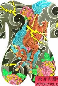 Patrón de tatuaje de Kirin: patrón de tatuaje de crisantemo de Unicornio de cor completa