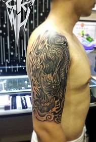 arm zwart eenhoorn tattoo patroon