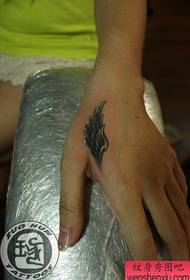 modello di tatuaggio di ragazza mano tigre testa ala