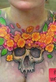 predná hruď jednoduchá a krásna lebka s kvetinovým vzorom tetovania 151225 - mužské paže dominujúce v pohode tetovania čierneho popola