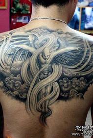 klasické tetování strážného anděla na zadní straně chlapce