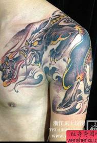 un motif populaire de tatouage demi-arc