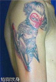 Modelul de tatuaj al soarelui Wukong care trece peste braț