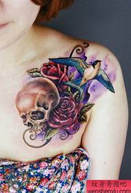 lány A mellkas népszerű a klasszikus koponya rózsa és fecske tetoválás mintával