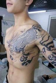 Lillebror Zhang Qiling's enhjørning tatoveringsmønster