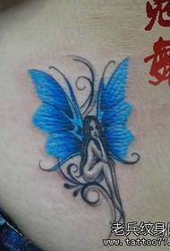 la vita della ragazza è un bellissimo modello di tatuaggio ad ala di elfo