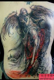 pojat pitävät takaosan enkelin siipien tatuointikuviosta