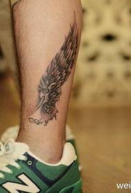 modello classico del tatuaggio delle ali meccaniche in bianco e nero della gamba dei ragazzi