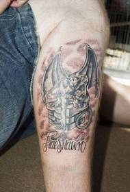 gargoyle-tatoveringsmønsteret på beinskorstenen