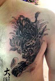 un tatuatge en blanc i negre al pit