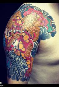 Skuldmålade Tang lejon tatuering mönster