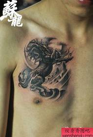 Mies rinnassa komea klassinen mustavalkoinen yksisarvinen tatuointikuvio
