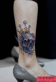 meisjesbenen mooie kleurenschedel met kroon tattoo-patroon