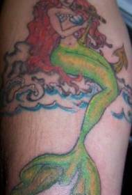 tatuaggio di sirena capelli rossi colore del braccio