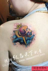 padrão de tatuagem de crânio pequeno e elegante de ombros de meninas