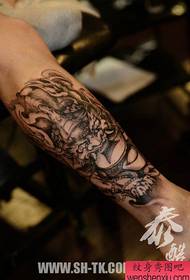 genial clásico tatuaje en blanco y negro en la pierna