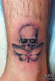 tatuaje sur la kruroj de knabo