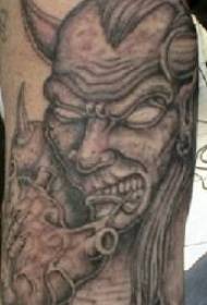 Diablo manĝas koron nigran tatuadon