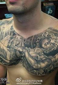 Anđeo uzorak tetovaže na prsima