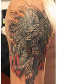 Patrón de tatuaje de unicornio clásico fresco brazo masculino