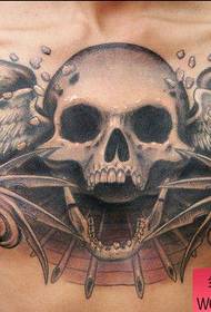 чоловічі передні груди прохолодно популярний візерунок татуювання черепа