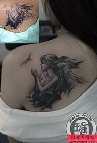 lány szép kinézetű angyal szárnyakkal tetoválás minta a vállán