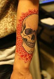 手臂流行流行的骷髅纹身图案