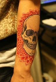 brazo popular cráneo popular tatuaje patrón