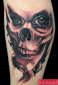 Modello di tatuaggio del cranio: Immagine del tatuaggio del modello del tatuaggio di torsione della gamba
