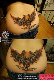 ali di bellezza in vita e motivo tatuaggio teschio