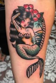 9 foto van een tattoo-werk met zeemeermin-thema