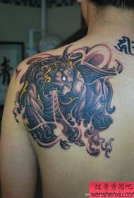 mannelijke schouders cool dier beest tattoo patroon