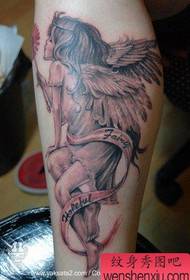 wzór tatuażu kobieta: piękno nogi anioł tatuaż wzór obraz klasyczny