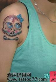 en vacker arm söt skalle tatuering mönster