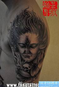 Ang bukton sa lalaki nga bantog nga klasiko nga litrato sa tattoo nga Erlang God
