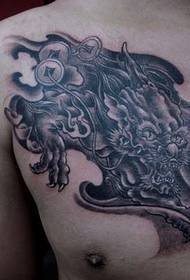 mellkas szerencsés vadállat bátor csapatok tetoválás minta