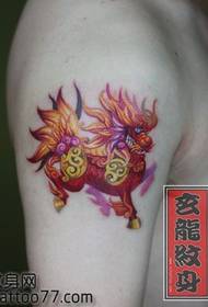 brazo clásico guapo unicornio tatuaje patrón