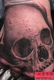 model de tatuaj craniu de mână-spate dominator